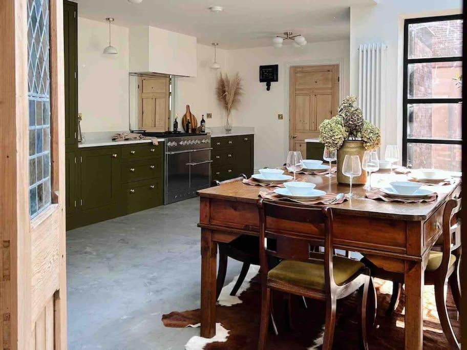 Luxury City Centre Townhouse - Sleeps 6 Честер Экстерьер фото