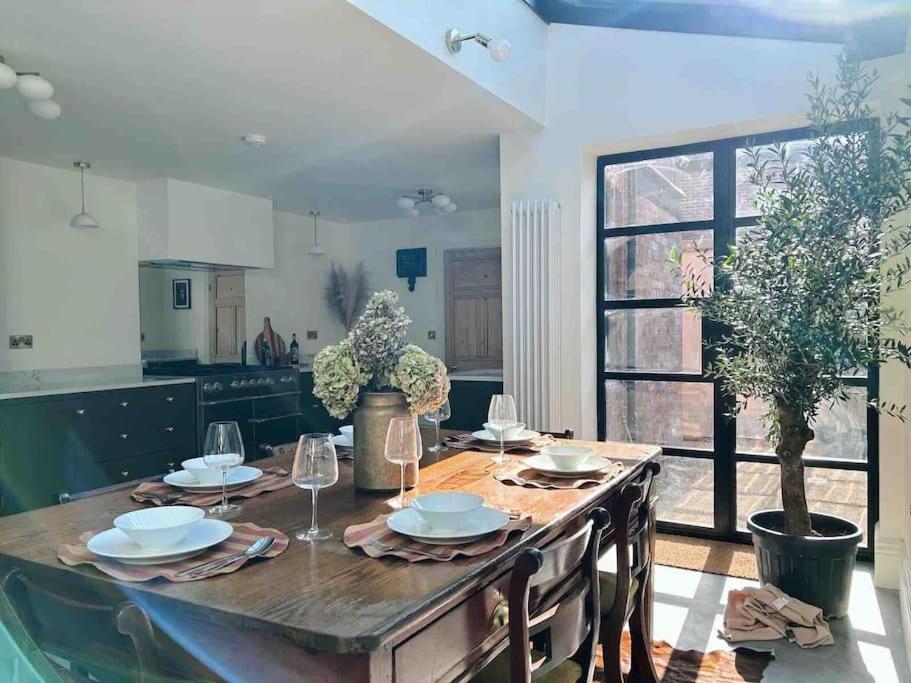 Luxury City Centre Townhouse - Sleeps 6 Честер Экстерьер фото