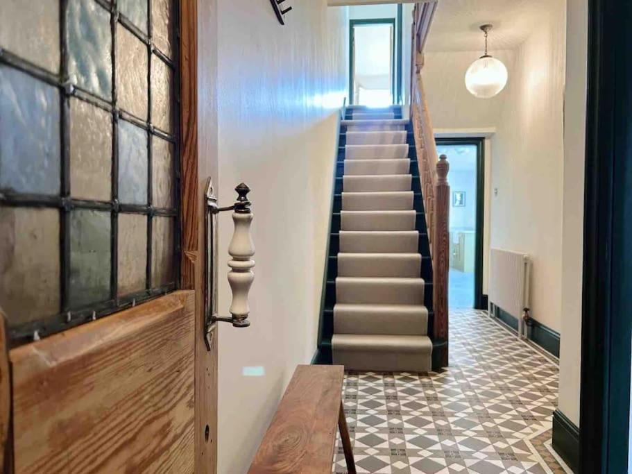 Luxury City Centre Townhouse - Sleeps 6 Честер Экстерьер фото